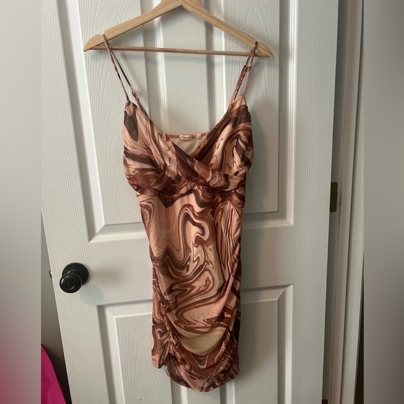 Stunning Swirl Ruched Mini Dress Size Large - Picture 1 of 4